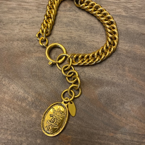 Vintage authentic Chanel crown motif bracelet - Picture 2 of 6